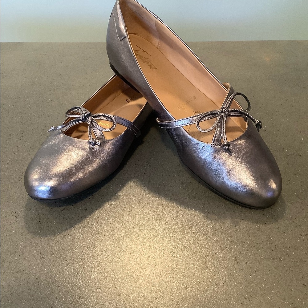 Trotters Signature Pewter Leather Flats with Bow, Carissa